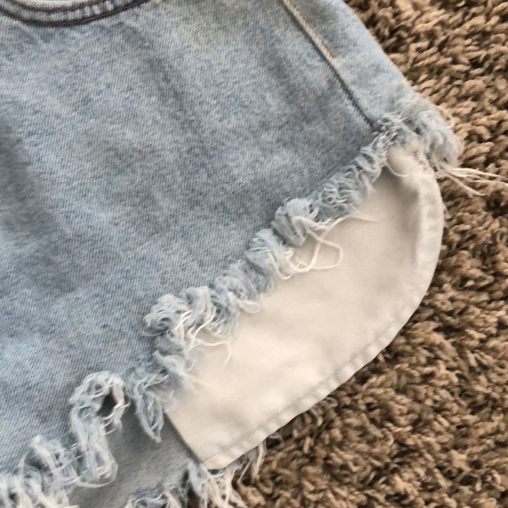 Levi’s Jean Shorts Blue Frayed hems High Rise SZ 26 - Picture 7 of 7